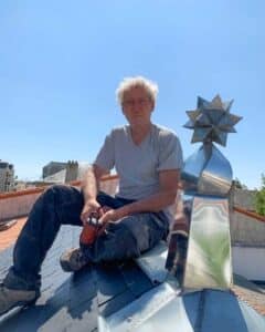 Epi de faitage en zinc sur une toiture en ardoise