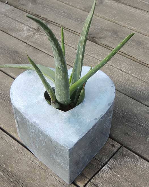 Cache pot en forme de coeur, fait main en zinc patiné