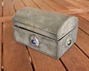 boite artisanale en zinc patiné avec incrustation de billes chinoises