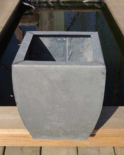 Cache pot carré en zinc patiné pour intérieur ou extérieur.