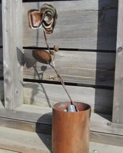 création artisanale d'une rose en cuivre martelé, décoration fine