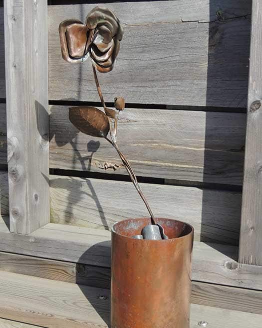 création artisanale d'une rose en cuivre martelé, décoration fine