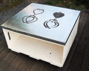 table basse avec plateau en zinc fai main et les quatre coeurs de vendée